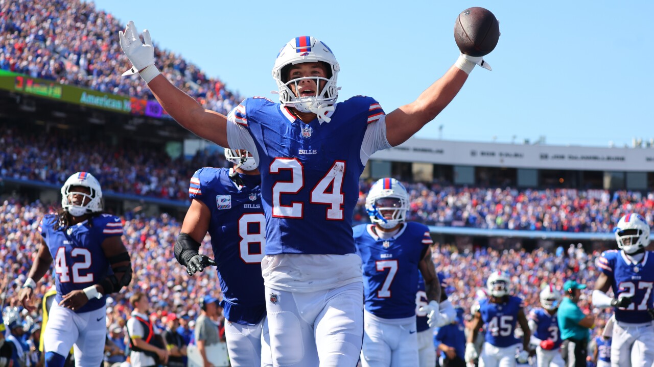 Primeira interceptação de Cole Bishop na NFL. Foto: Jeffrey T. Barnes/AP